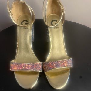 Hey queens 👑 Get into theese Guess multi color sequin heels size 11m